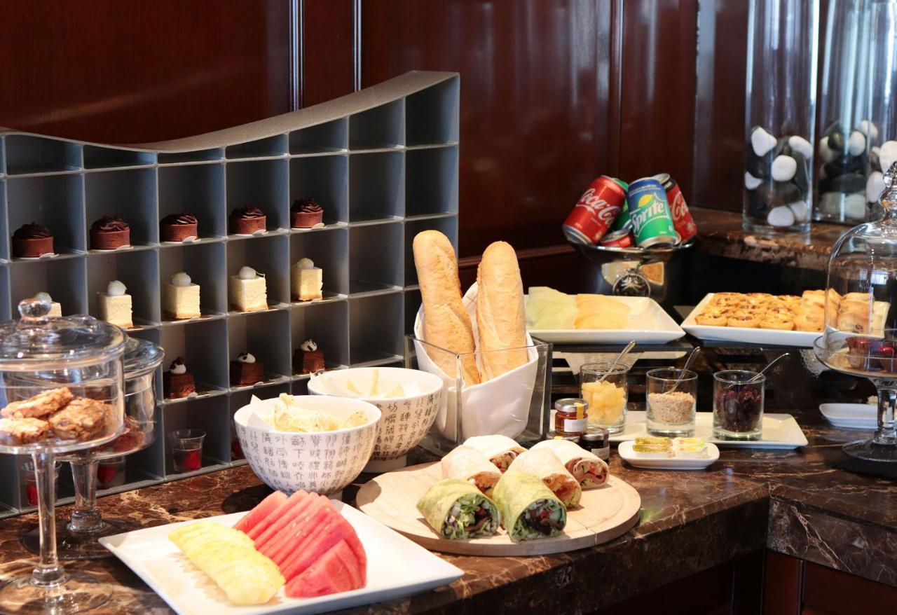 Marco Polo Hongkong Hotel Exterior photo A buffet at a hotel
