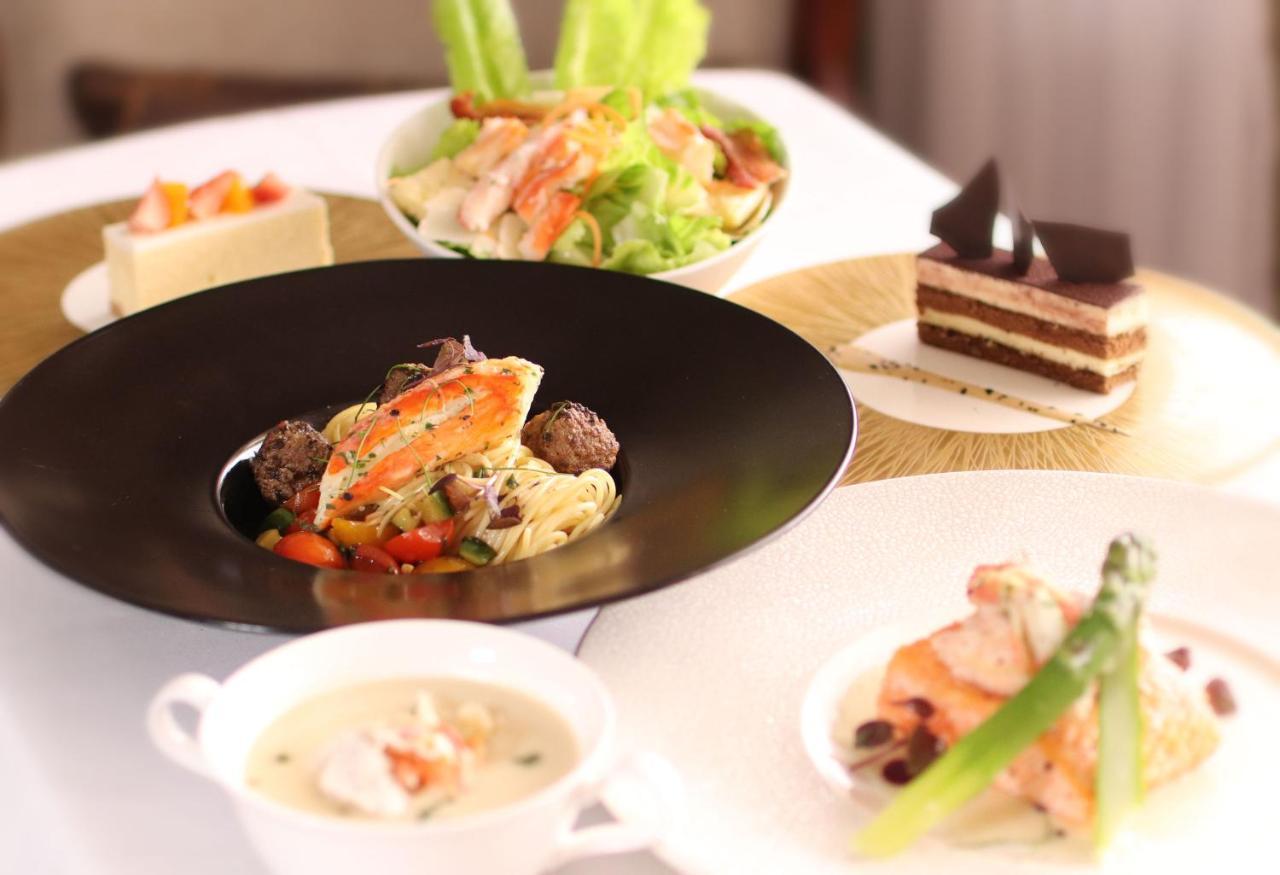 Marco Polo Hongkong Hotel Exterior photo A selection of food at the restaurant