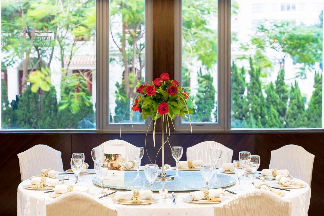 Marco Polo Hongkong Hotel Exterior photo A round table with a lazy Susan