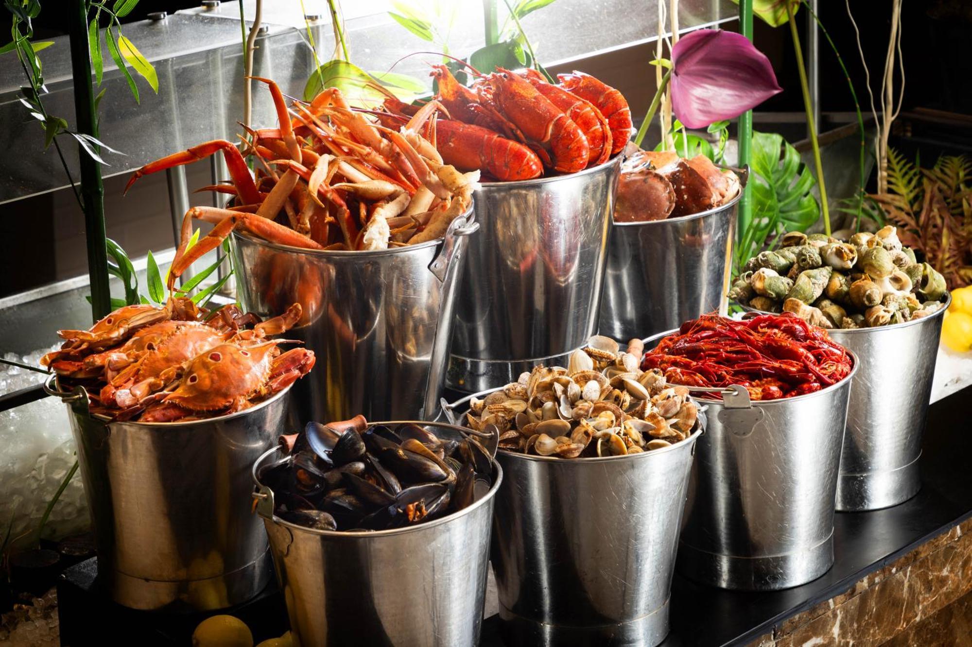 Marco Polo Hongkong Hotel Exterior photo Seafood at a buffet